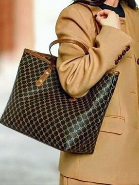 NWOT. Classic Brown Patterned Tote Bag. Tan Trim. Top Full Zip Interior Pockets